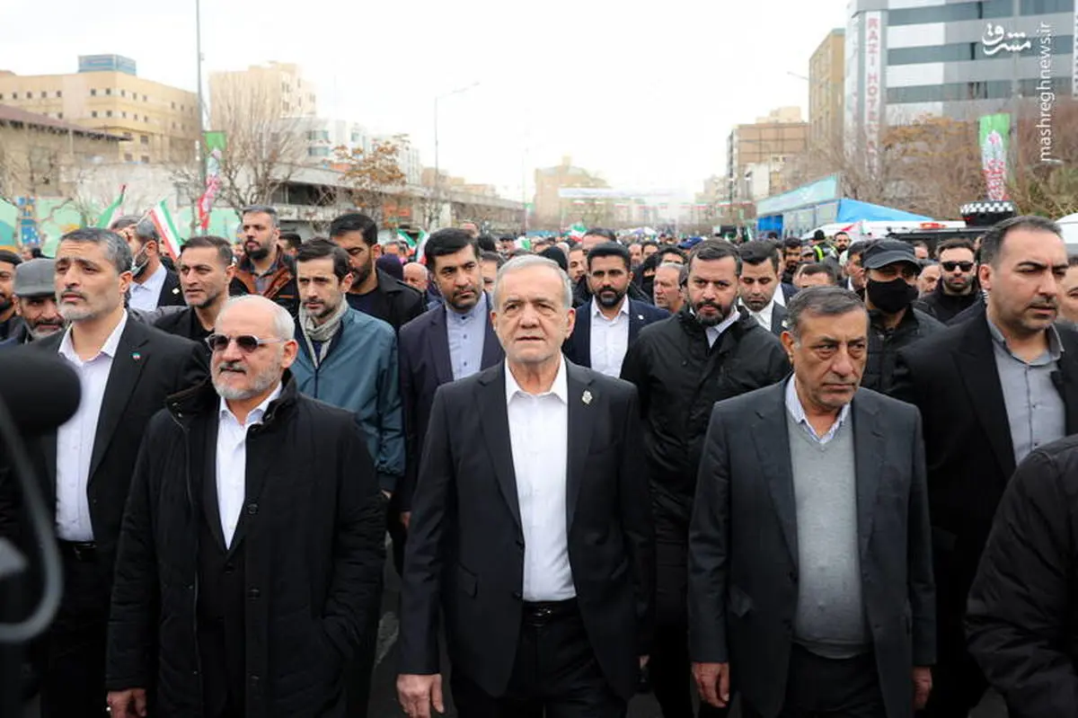 مسعود پزشکیان در راهپیمایی