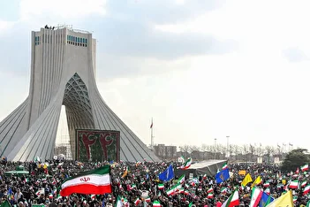 عکس/ نگاه عجیب خانم‌های چادری به یک خانم بی حجاب در راهپیمایی ۲۲ بهمن