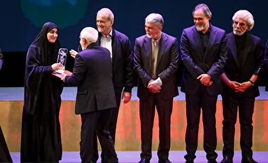 اهدای جوایز برندگان جشنواره فیلم فجر توسط پزشکیان