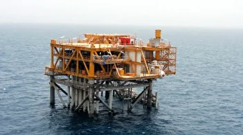 فیلم / صحنه باورنکردنی از سکوی نفتی غول‌پیکر در دریای شمال!