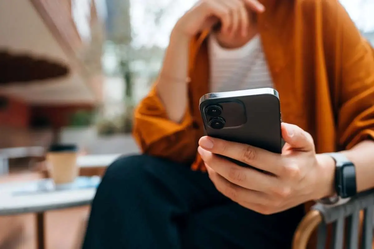 ارتباط افراد با موبایل ارتباط افراد با موبایل