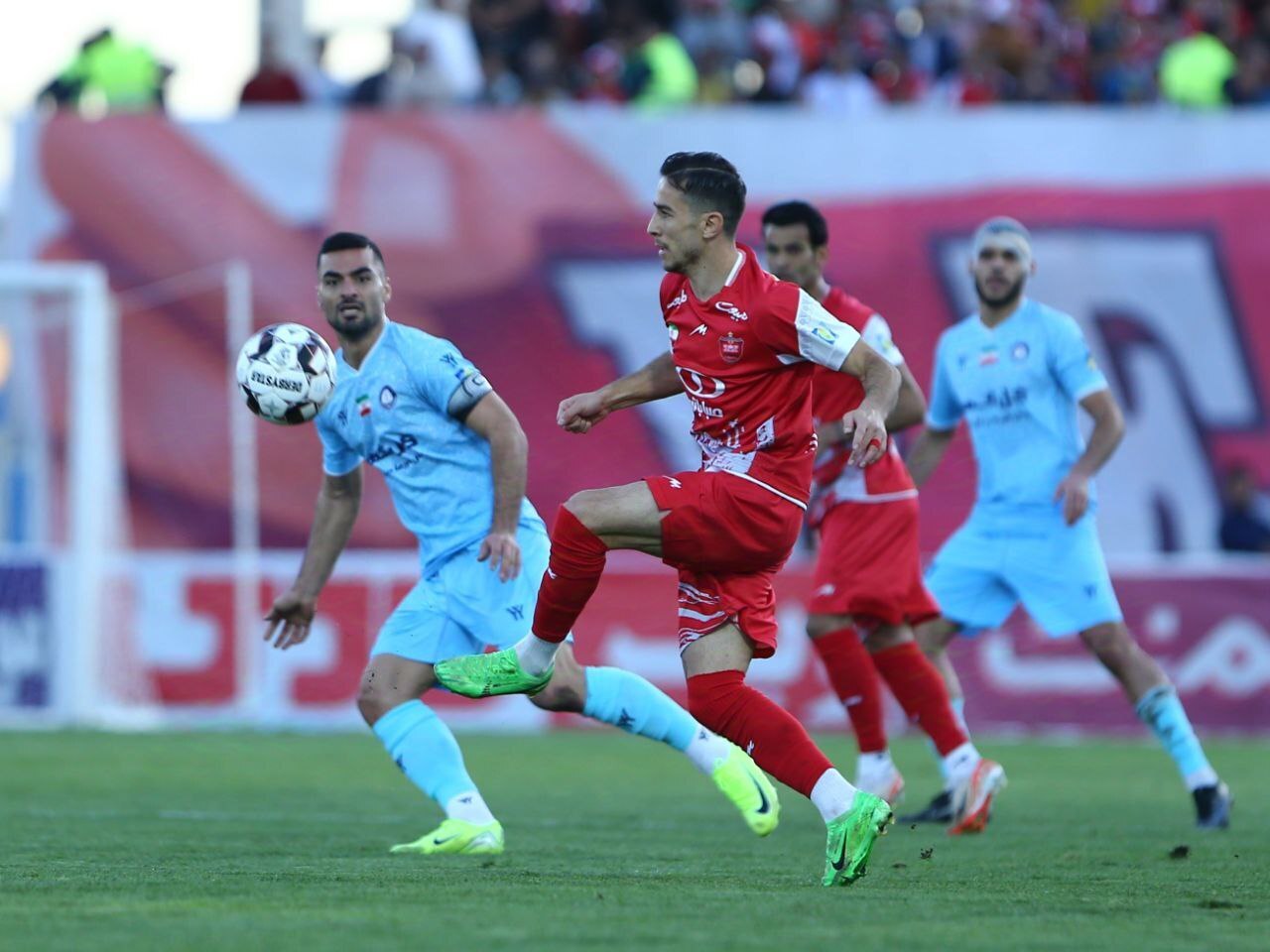 صدرنشینی گلگهر با شکست پرسپولیس صدرنشینی گلگهر با شکست پرسپولیس