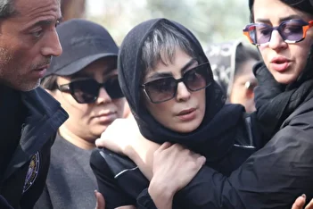 فیلم/ گریه‌های تلخ نیلوفر شهیدی برای پدرش اسفندیار شهیدی