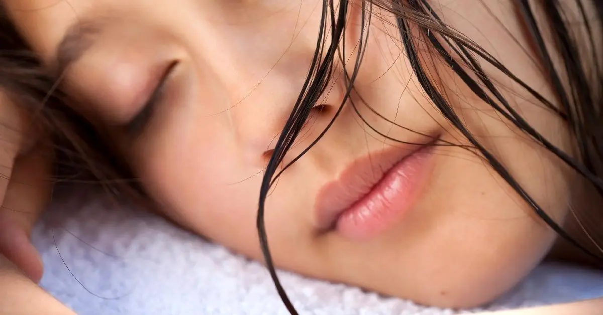 عوارض خوابیدن با موهای خیس را جدی بگیرید