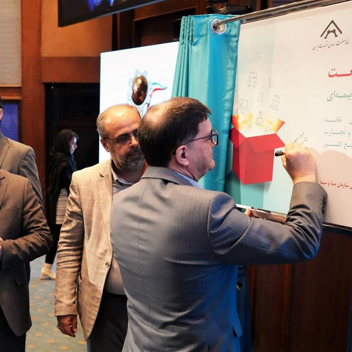 قائم مقام وزیر صمت از بسته بیمه‌ای «همیار صنعت» بیمه دی رونمایی کرد