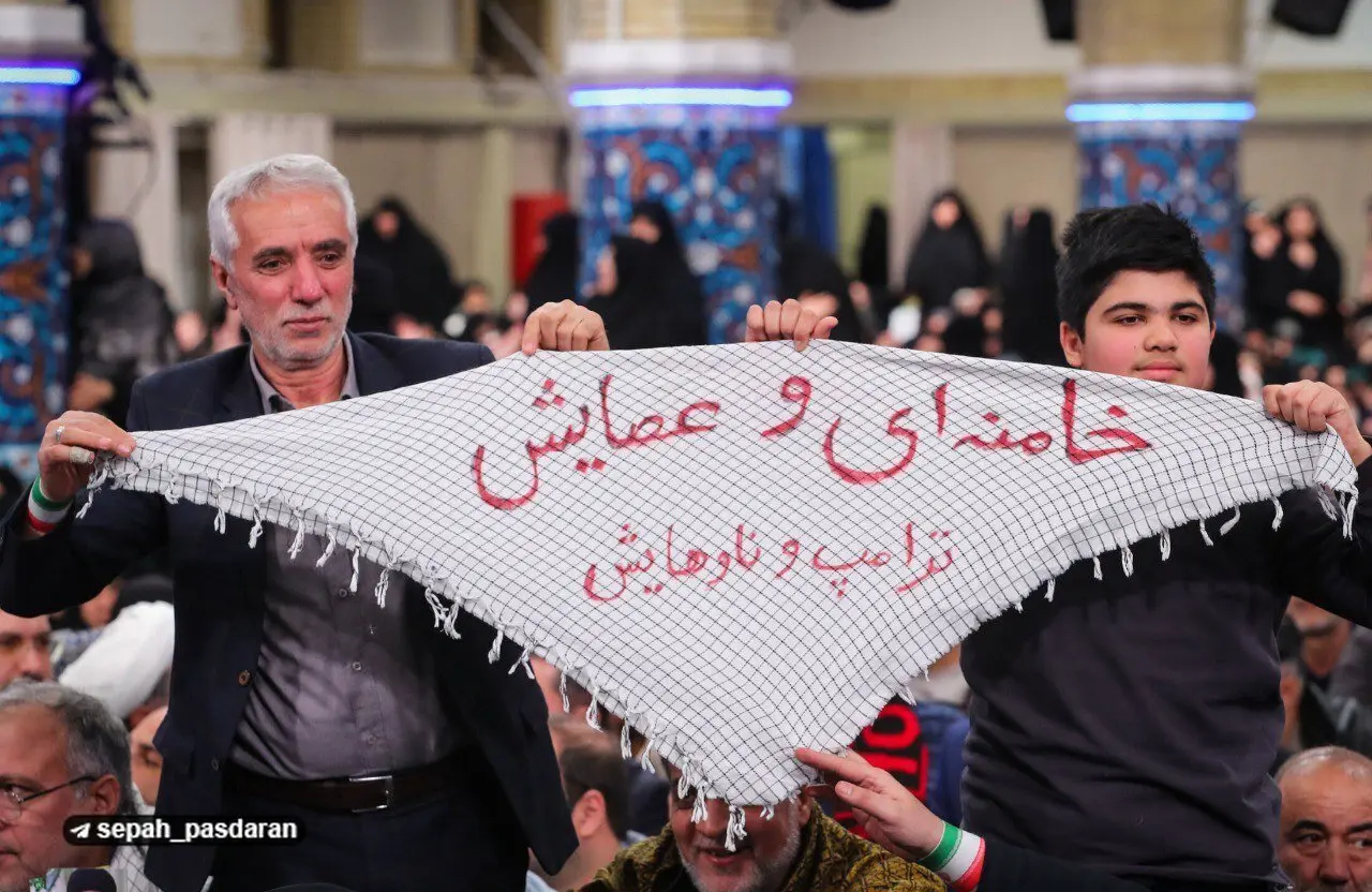 یک پدر و پسر در دیدار با رهبری