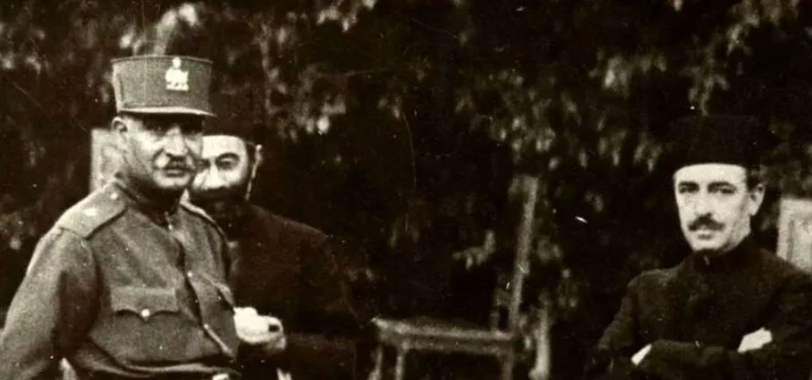 تیمورتاش در کنار رضاخان و محمدعلی فروغی