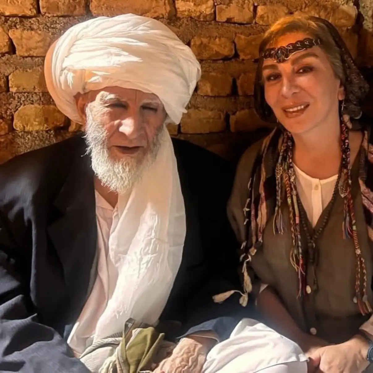 حضور افسانه بایگان با پوشش محلی در کنار یک شاعر سرشناس