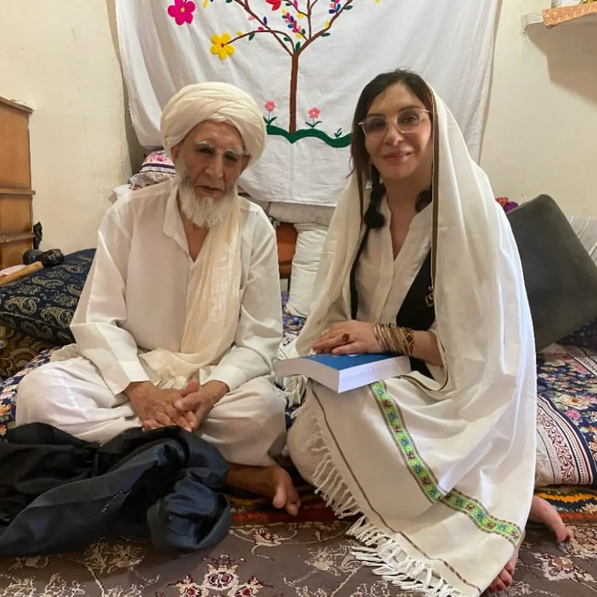 افسانه بایگان با لباس محلی در مراسمی در کنار شاعر مطرح