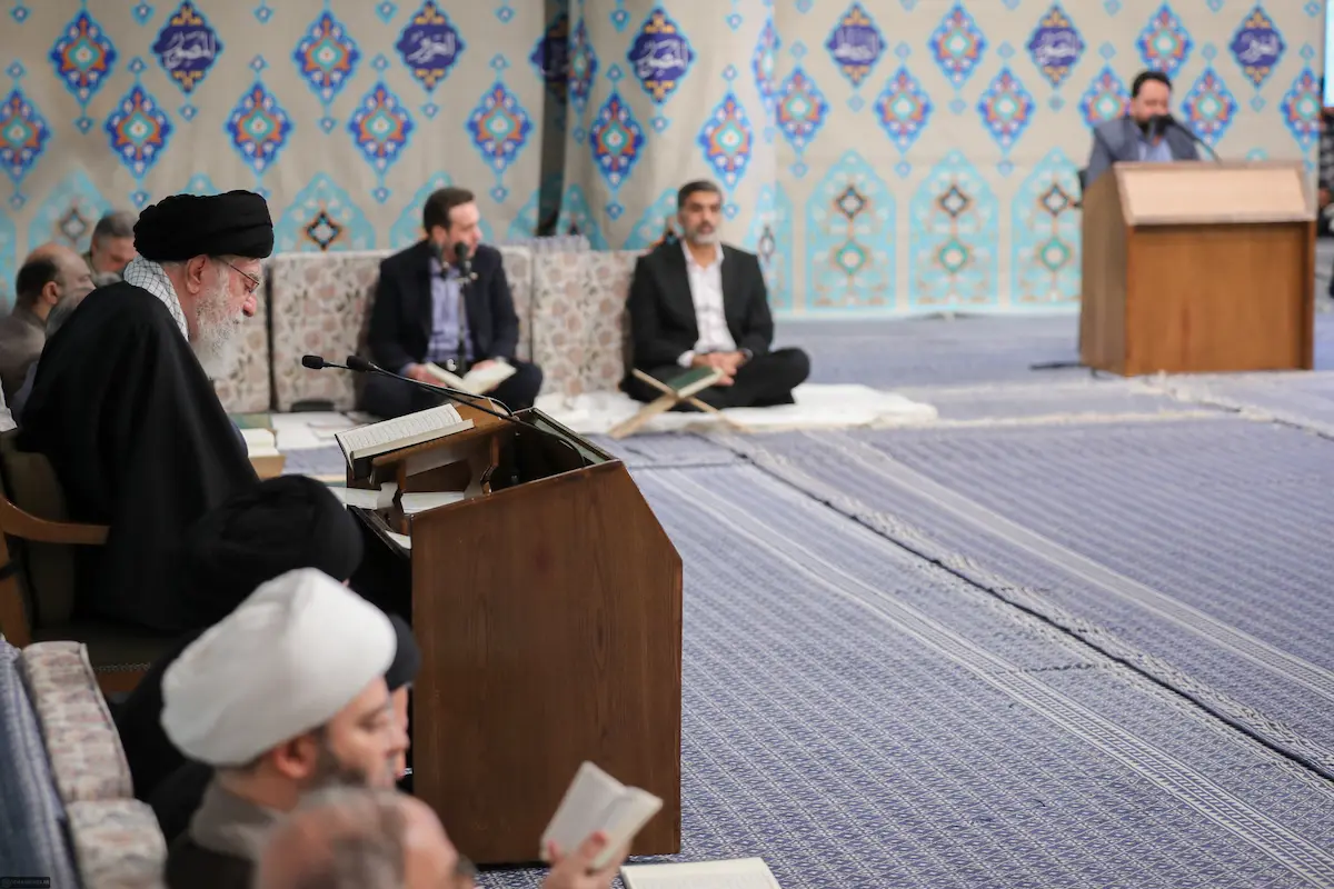تصاویری از رهبر انقلاب در محفل انس با قرآن در اولین روز ماه رمضان