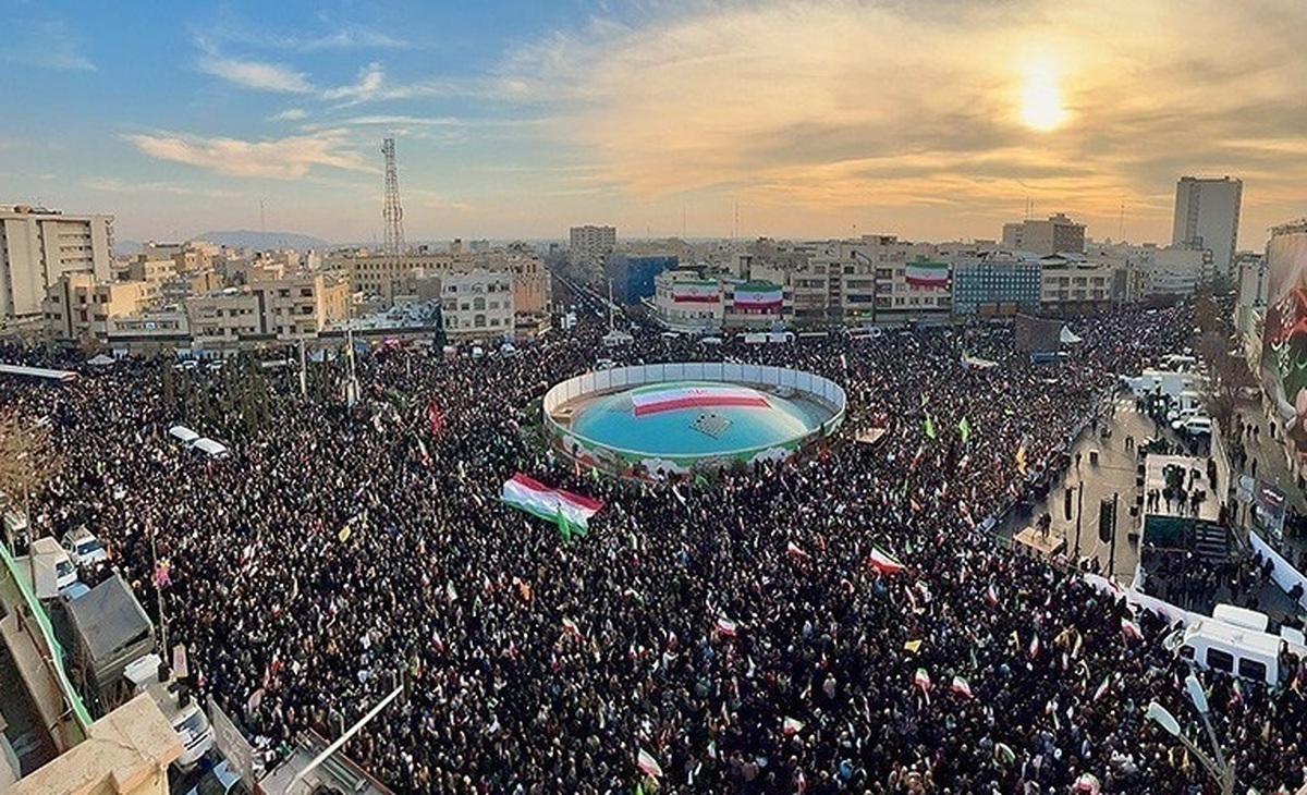 تجمع مردم تهران در انقلاب تجمع مردم تهران در انقلاب