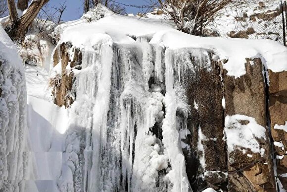 آبشار گنجنامه همدان یخ زد