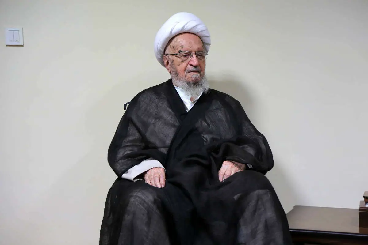 مکارم شیرازی: تصمیم مجلس خبرگان شرعا و قانونا فصل‌الخطاب است