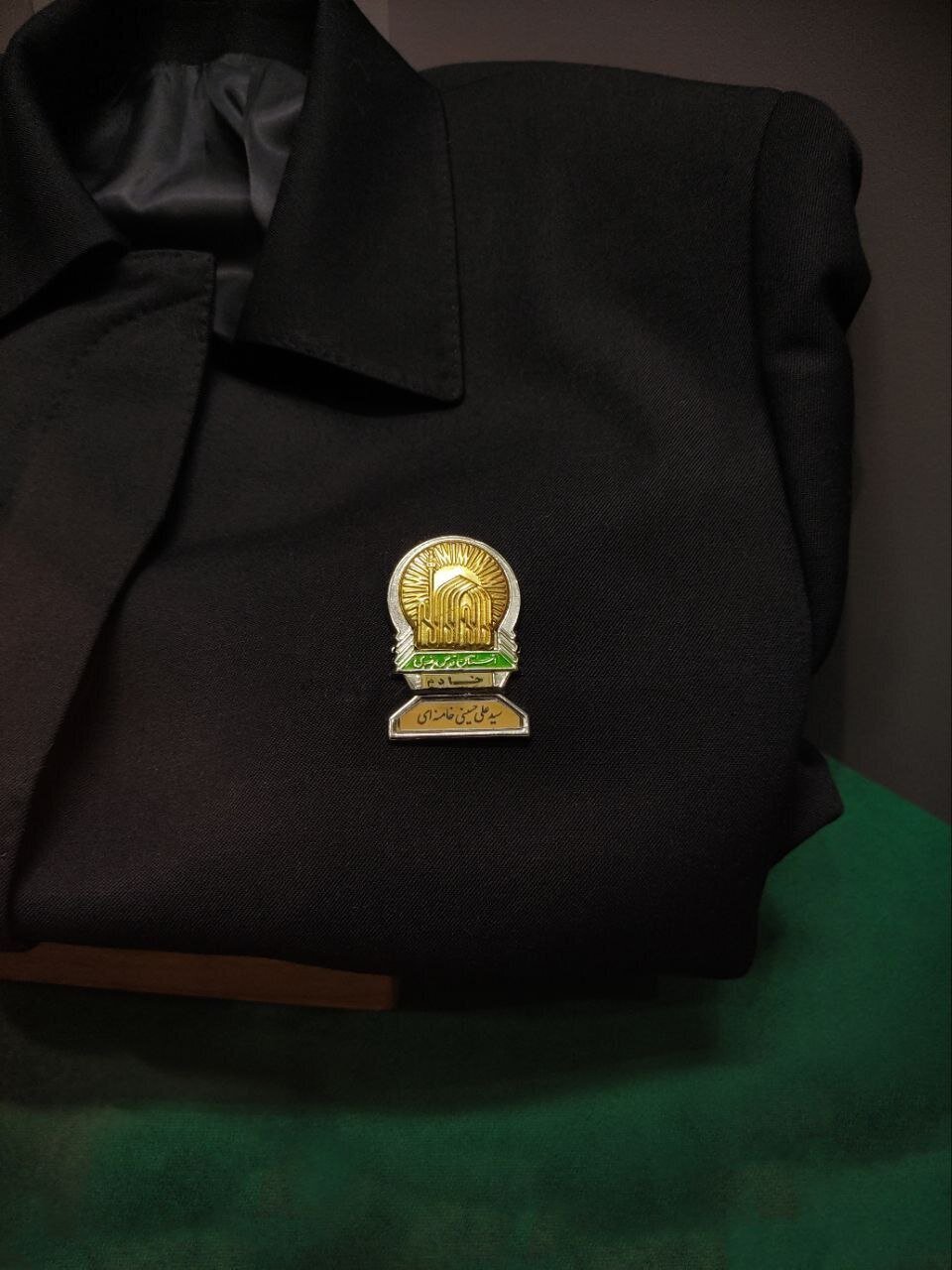 عکس/ لباس خدمت رهبر شهید انقلاب اسلامی ایران؛ خادم الرضا (ع) آیت الله العظمی سید علی حسینی خامنه‌ای
