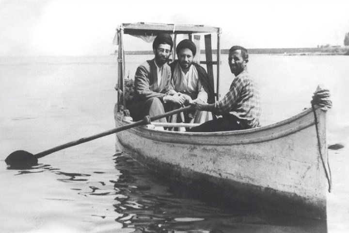 عکس دیده نشده از رهبر انقلاب در حال قایق‌سواری در انزلی؛ دهه ۴۰