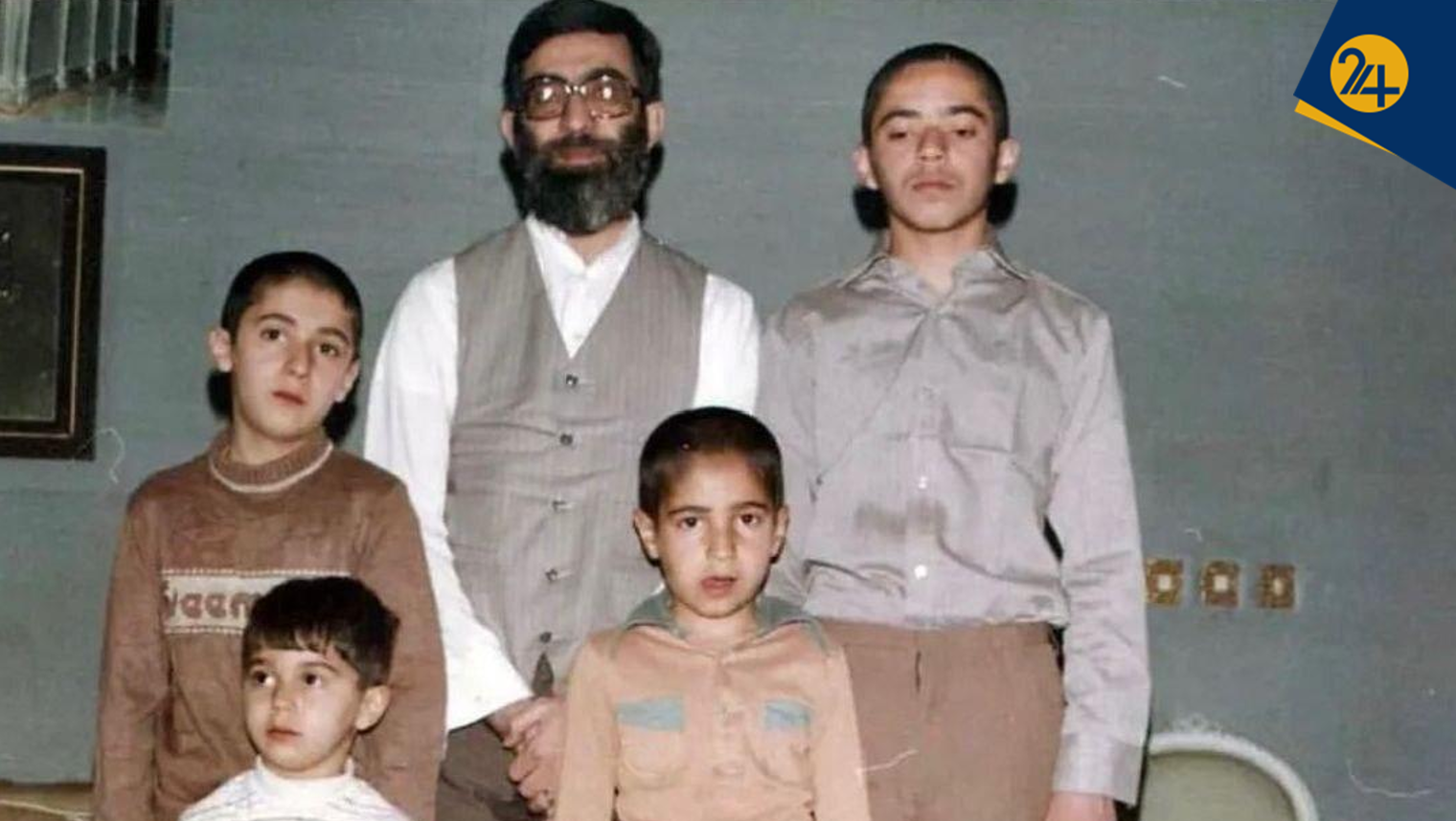 رهبر انقلاب در کنار ۴ پسرانش