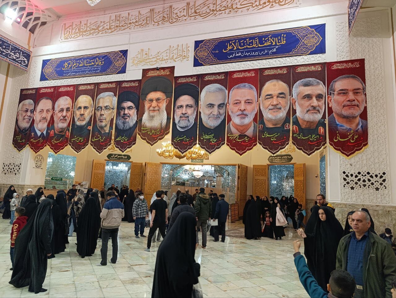 عکس/ رهبر انقلاب در کنار دیگر فرماندهان شهید در حرم حضرت معصومه (س)