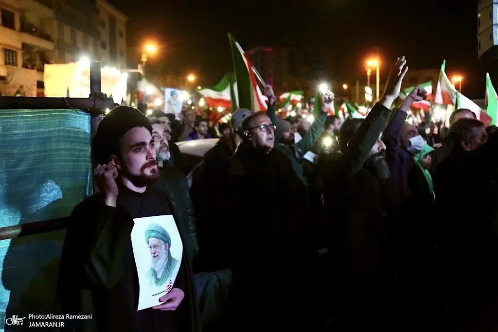 تصویری از احمد خمینی در میدان انقلاب تهران