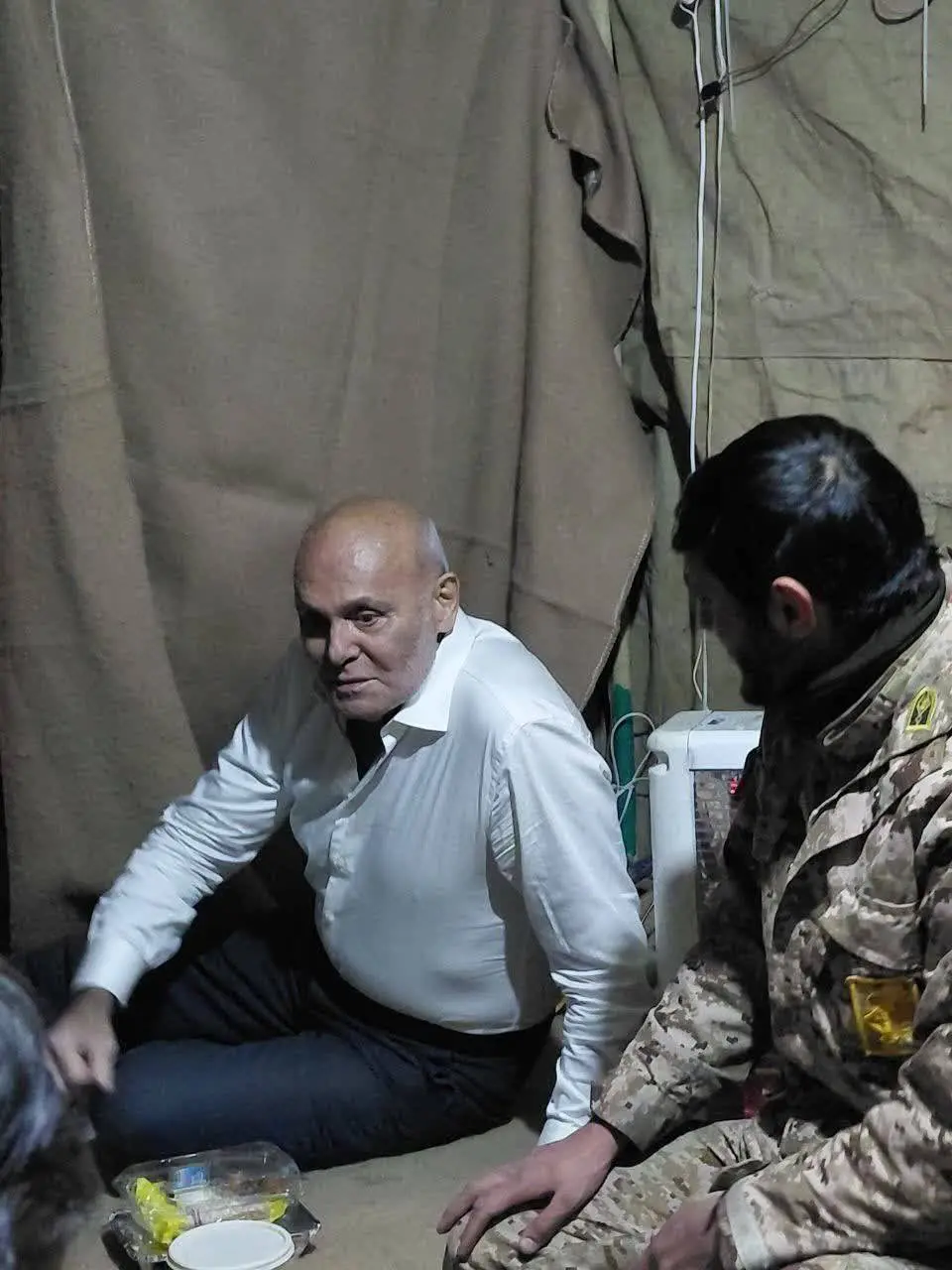 جمشید هاشم‌پور در یک مقر ایست و بازرسی