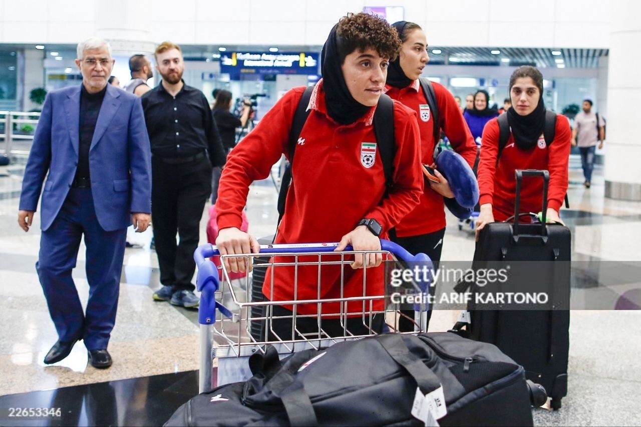 دختران فوتبالیست ایرانی در فرودگاه مالزی