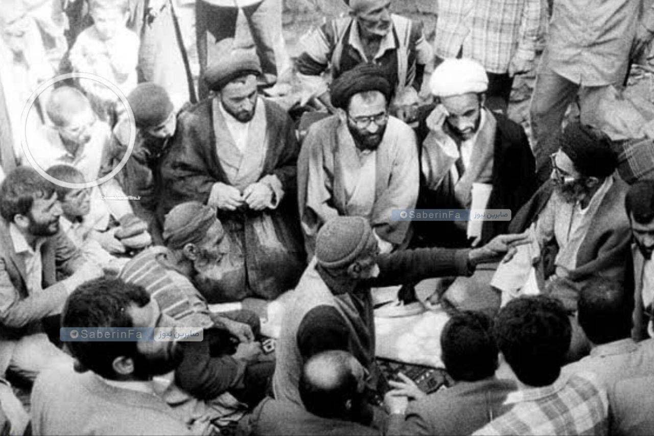 عکس/ آیت‌الله مجتبی خامنه‌ای در کنار رهبر شهید انقلاب حین بازدید از مناطق محروم در سال ۱۳۶۴