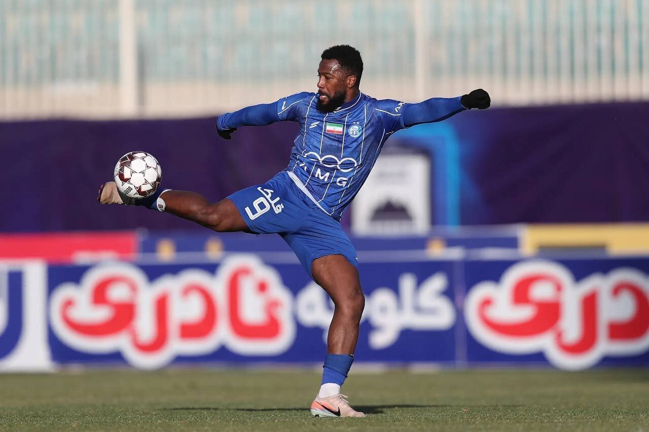 داکنز نازون مهاجم اهل هائیتی استقلال