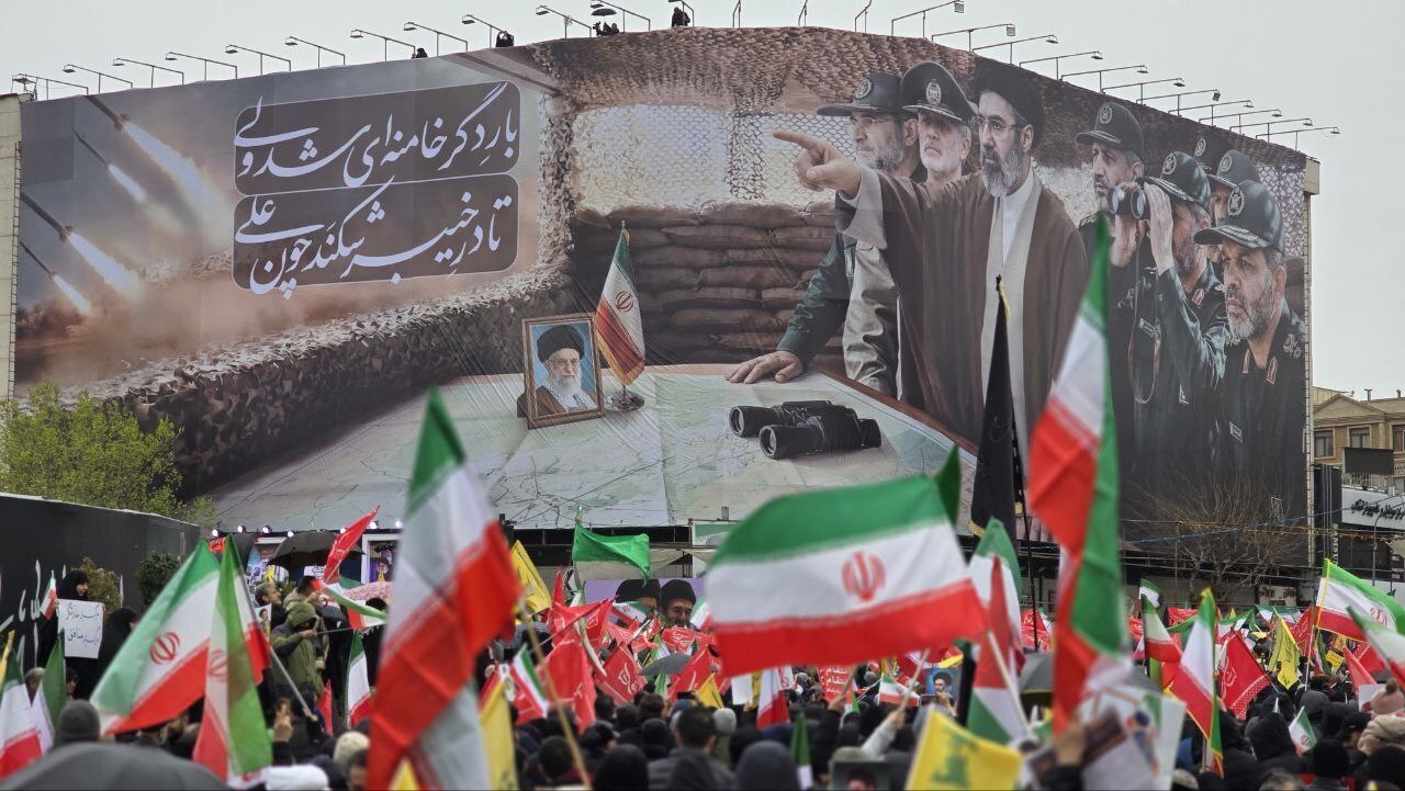 دیوارنگاره میدان انقلاب تهران