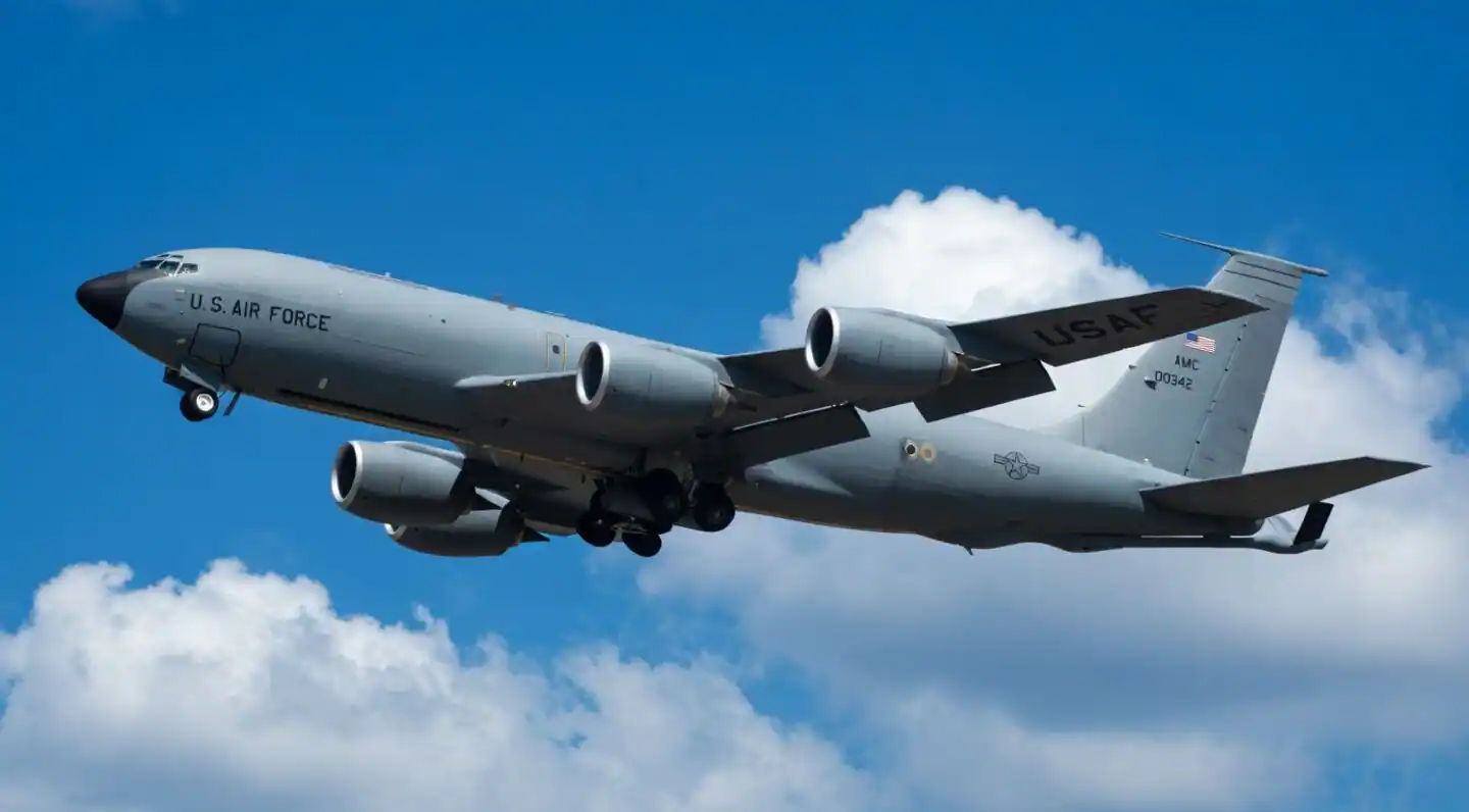 هواپیمای سوخت رسان KC-135