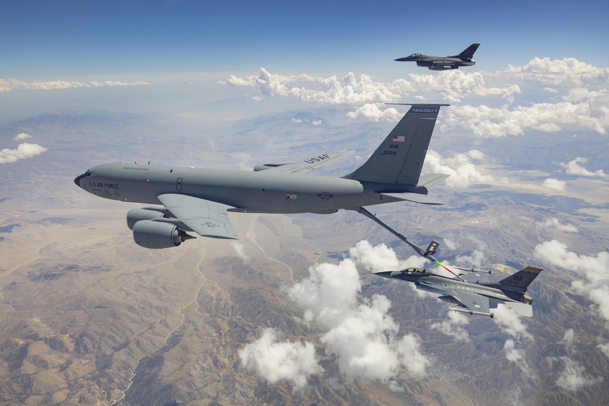 هواپیمای سوخت رسان KC-135