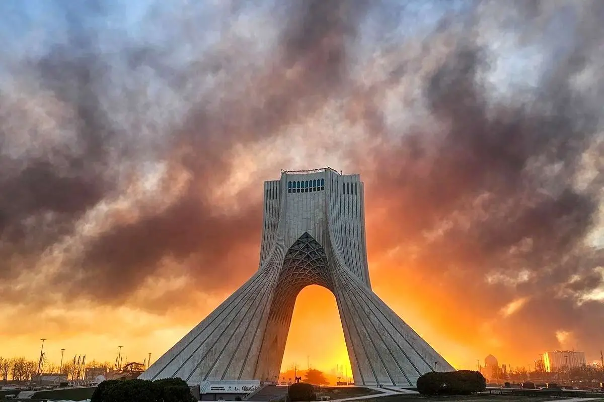 آسیب به برج آزادی در پی موج انفجارهای حملات موشکی