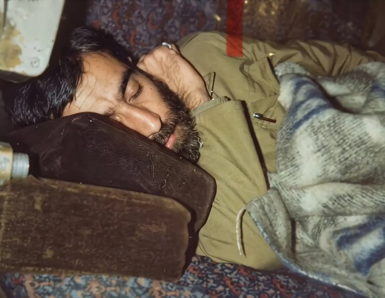 عکس قدیمی از رهبر انقلاب هنگام استراحت