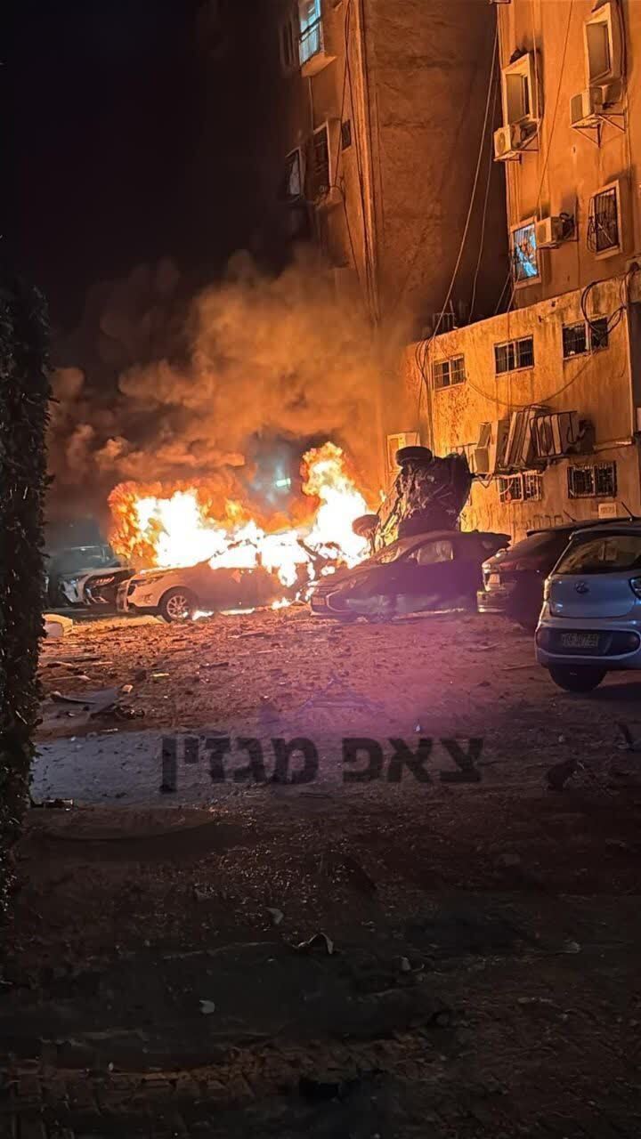 آتش‌سوزی ناشی از اصابت ترکش‌های موشک به منطقۀ هولون در اراضی اشغالی