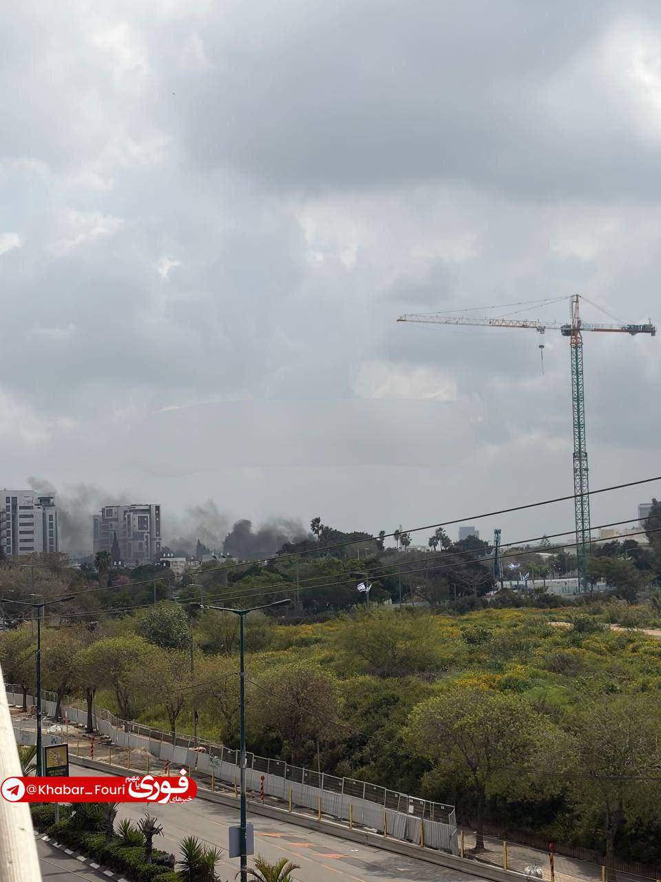 عکس/ستون دود در محل اصابت موشک ایران به تل‌آویو