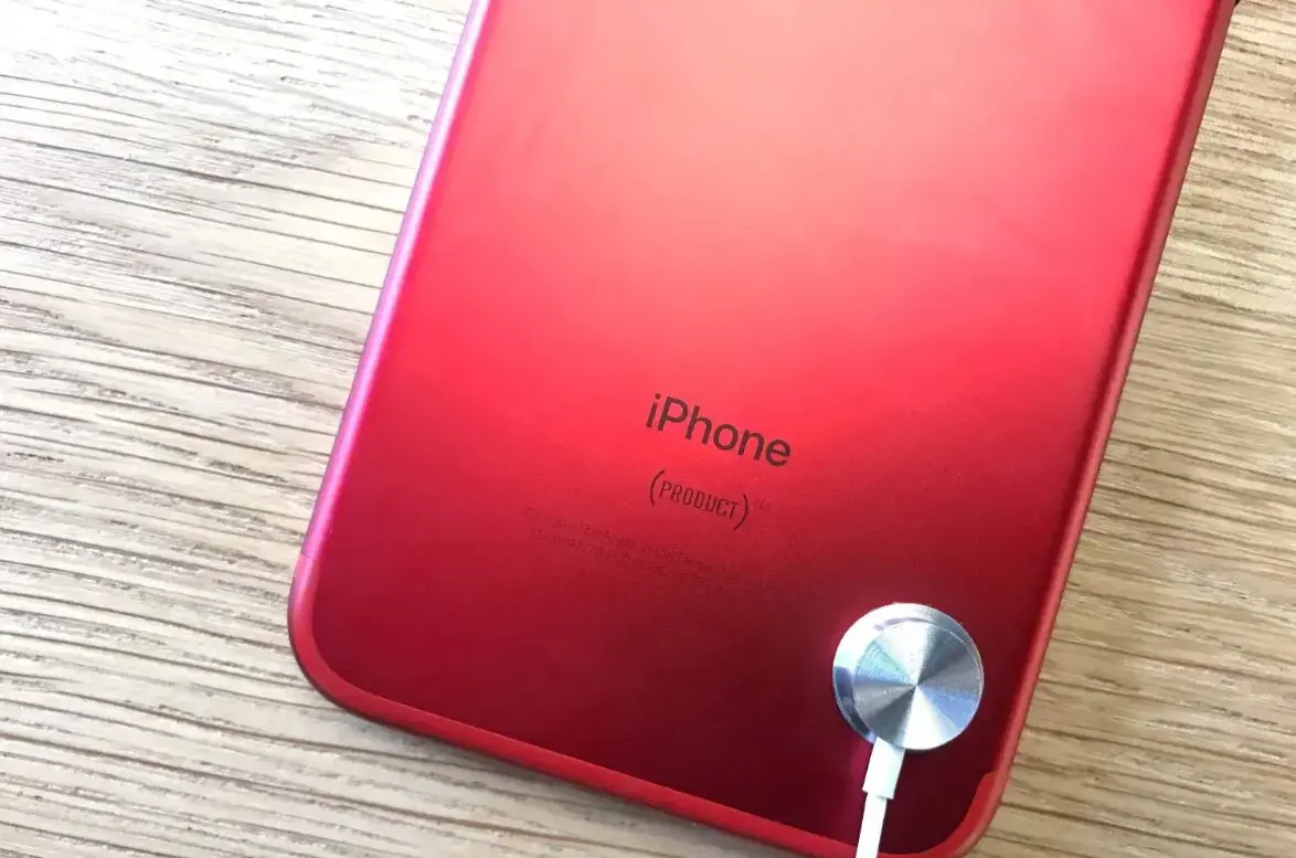 نگاهی به طراحی و رنگ تازه آیفون ۱۸ پرو نگاهی به طراحی و رنگ تازه آیفون ۱۸ پرو