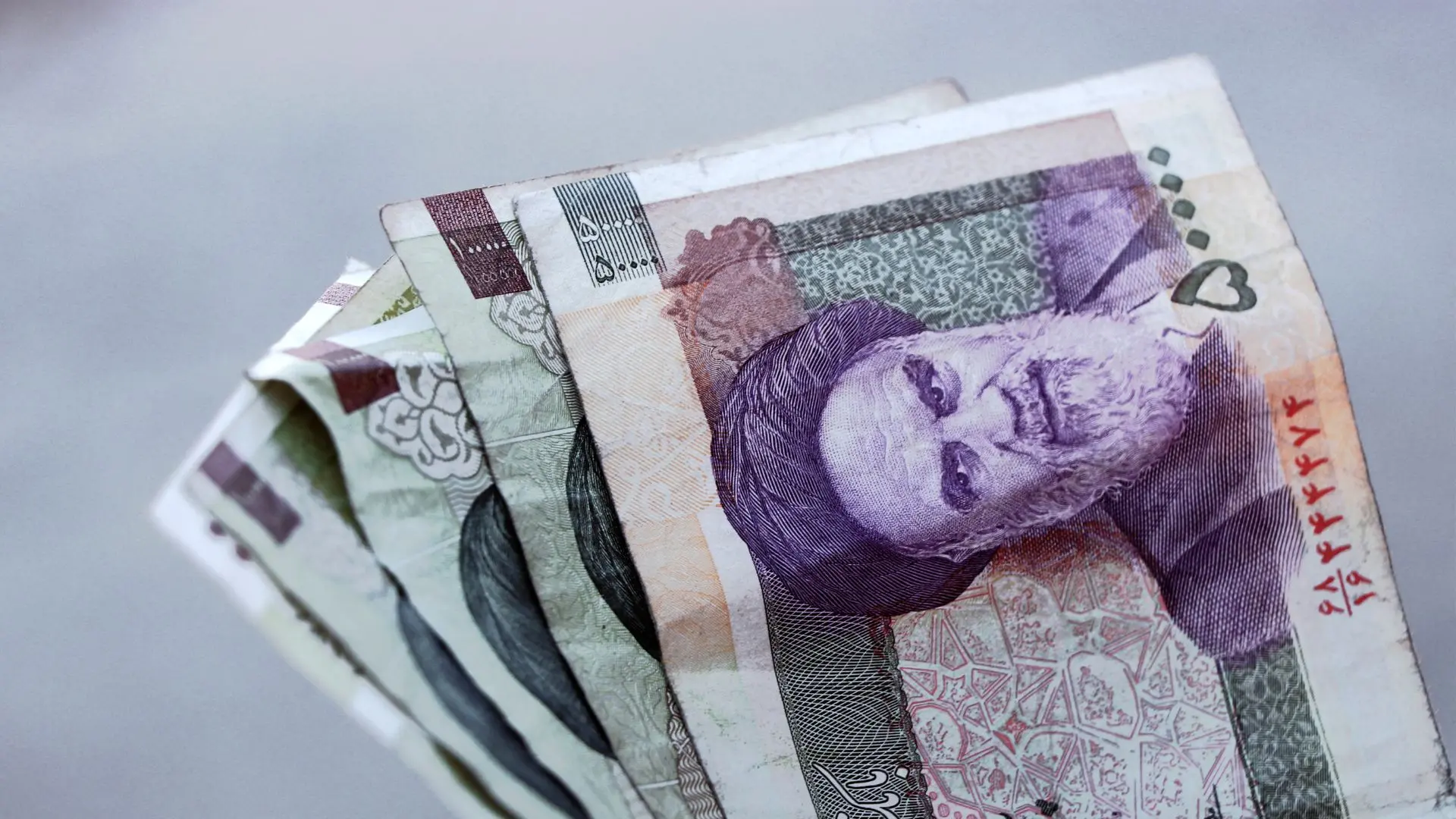 دستمزد از تورم عقب است