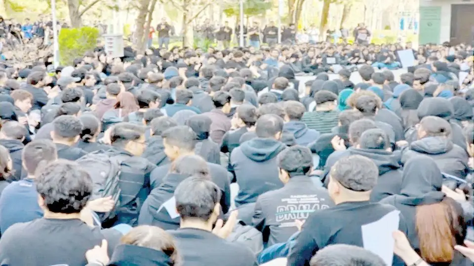 دانشجویان در صف کمیته انضباطی