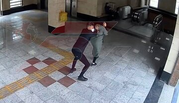 زورگیری وحشیانه از زن جوان در مترو محلاتی زورگیری وحشیانه از زن جوان در مترو محلاتی