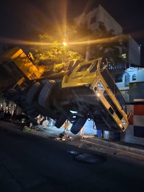 واژگونی جرثقیل در غرب تهران