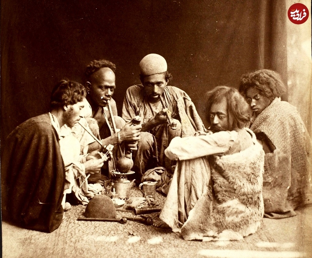 جمعی از تریاکی‌ها در دوران قاجار