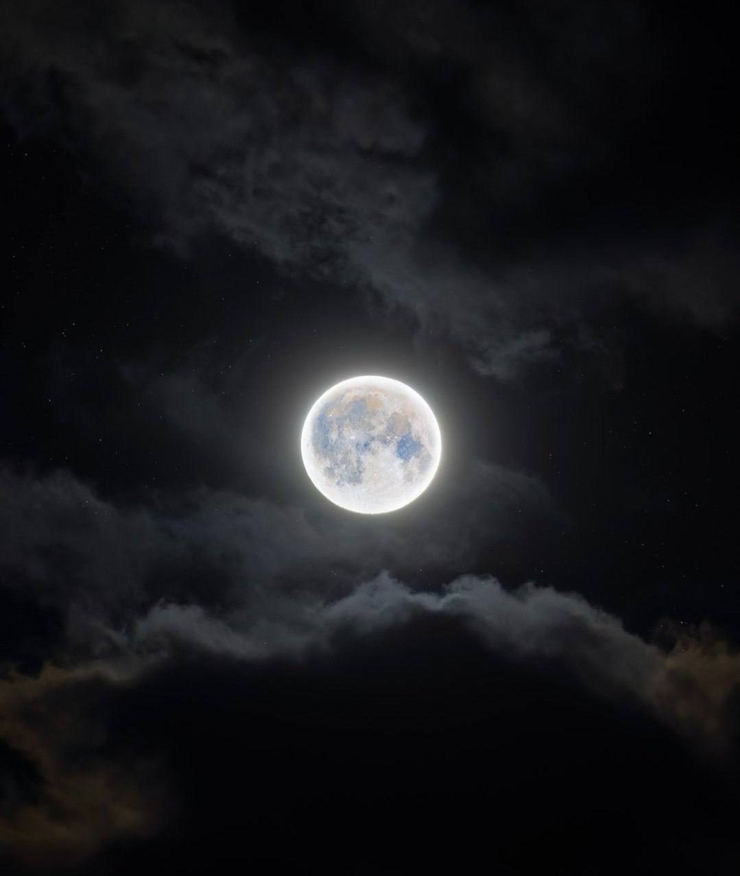 ماه آبی در آسمان