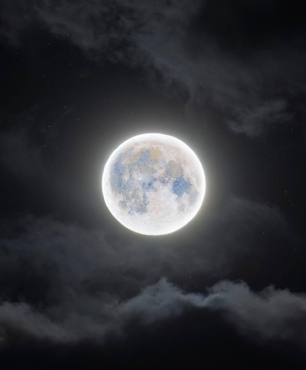 ماه آبی در آسمان