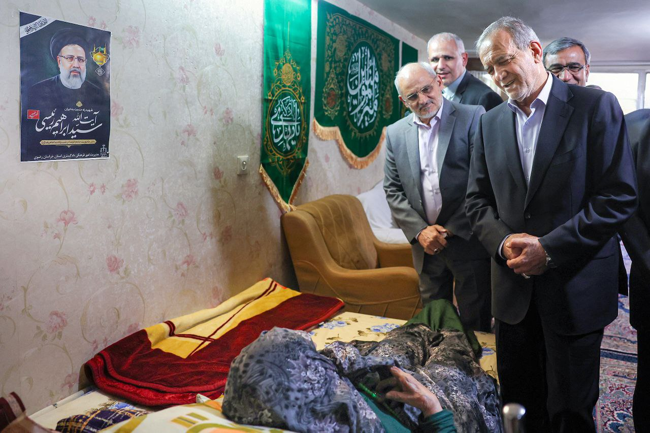 عکس/ نخستین تصویر از لحظه دیدار رئیس‌جمهور با مادر شهید رئیسی