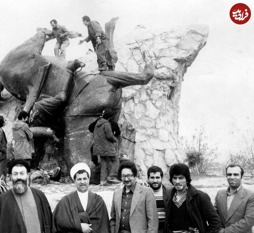 بنی‌صدر در کنار بهشتی و هاشمی رفسنجانی