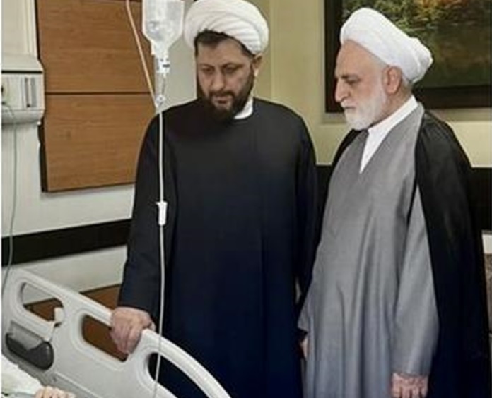 محسنی اژه‌ای کنار تخت بیمار