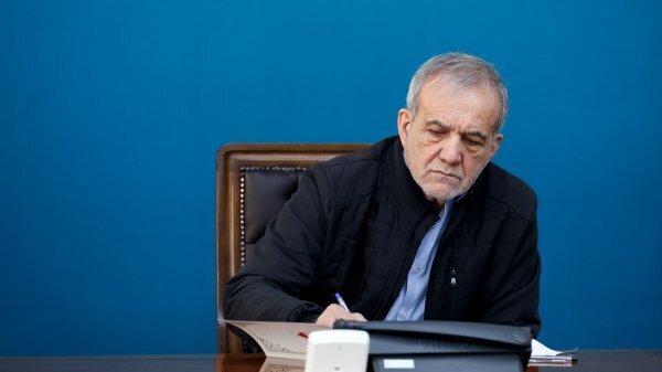 پزشکیان در حال نوشتن