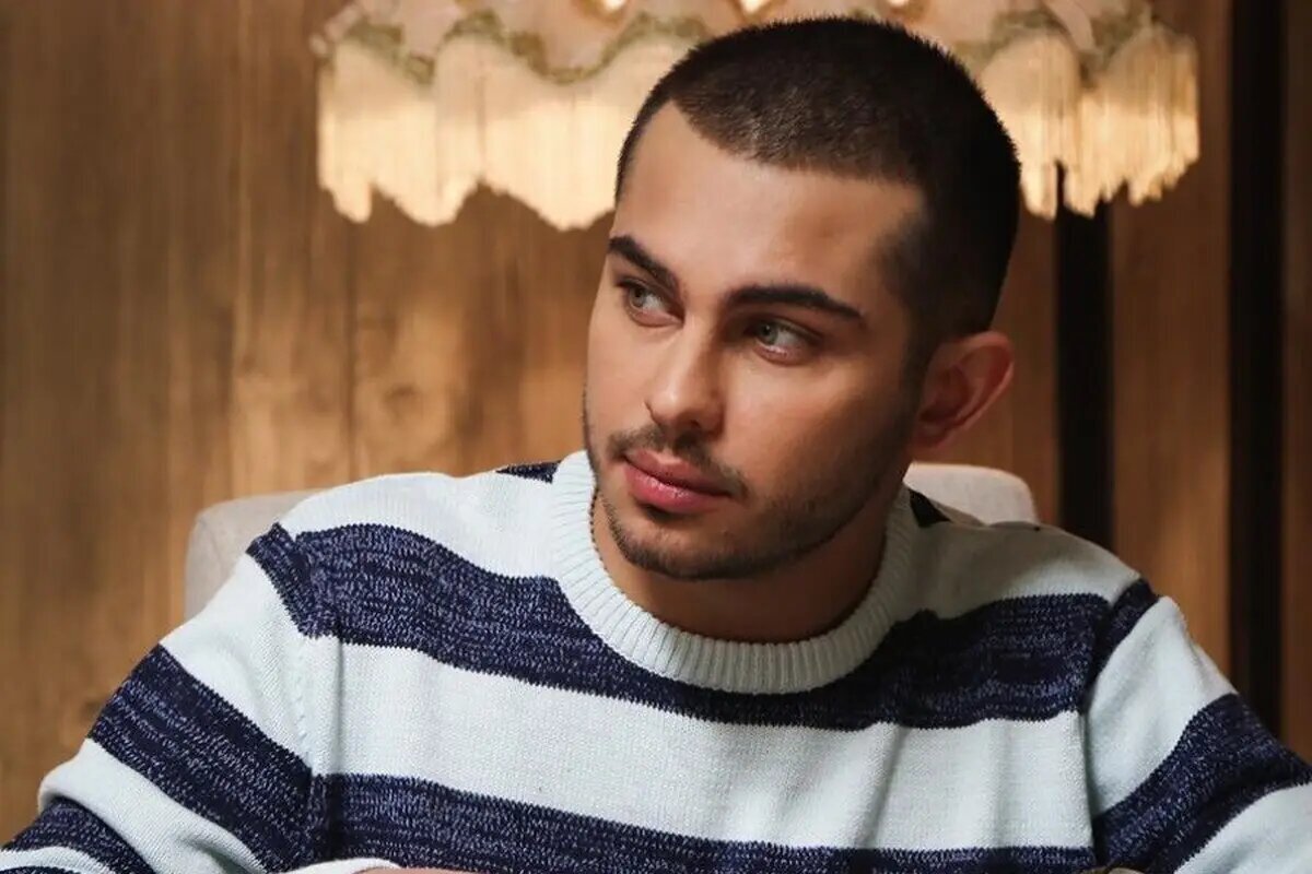 ارسلان قاسمی با بلوز راه راه