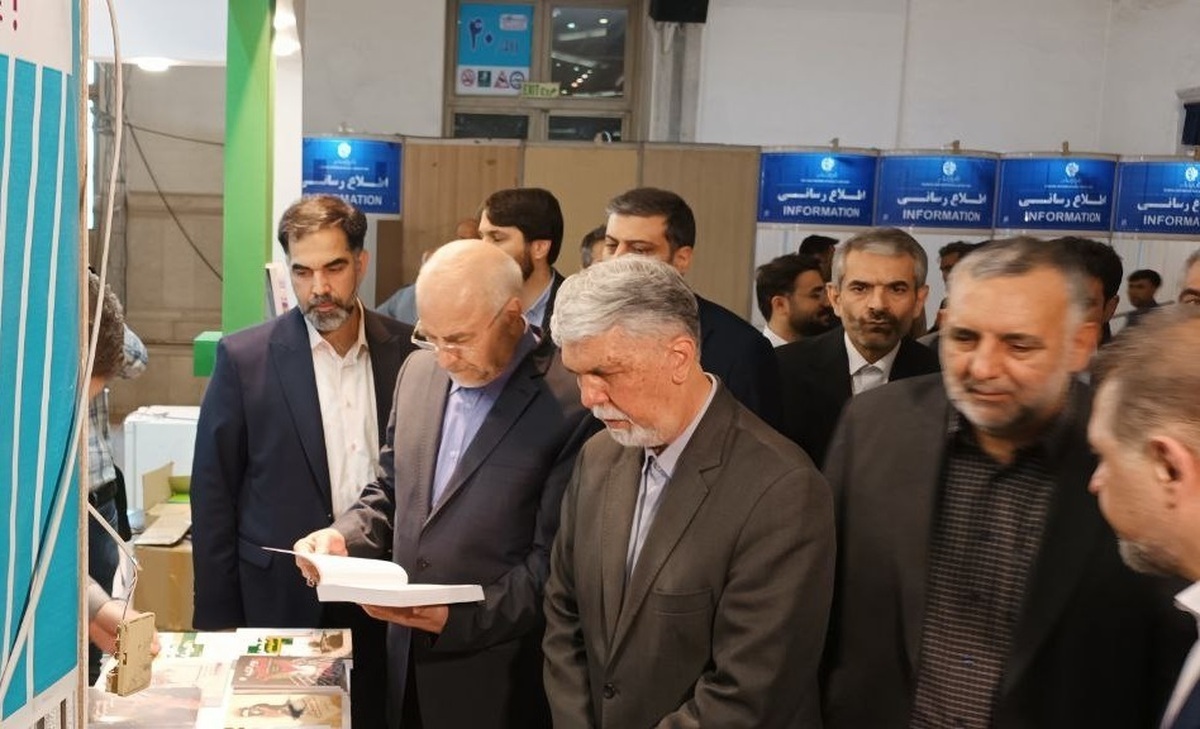 عکس/ بازدید قالیباف از نمایشگاه کتاب