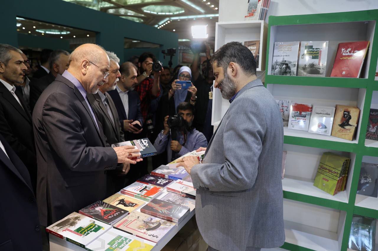 بازدید قالیباف از نمایشگاه کتاب