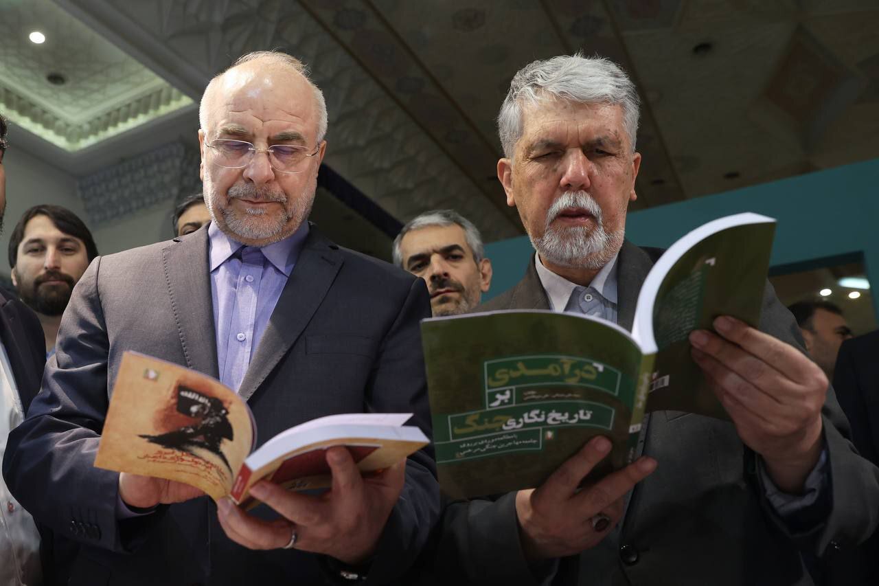 بازدید قالیباف از نمایشگاه کتاب