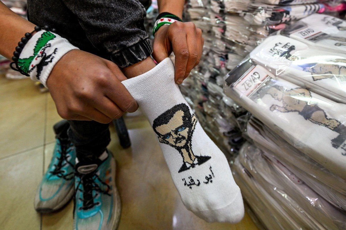 فروش جوراب‌هایی عجیب دمشق